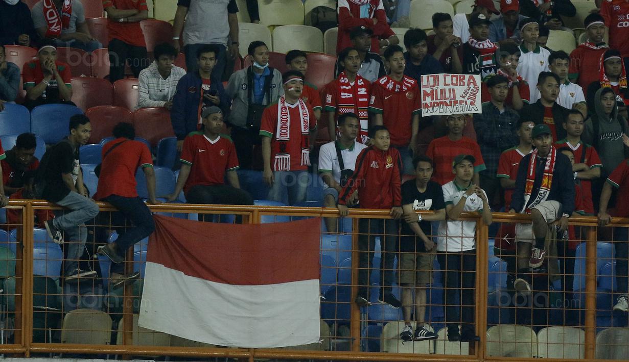 Suporter saat menyaksikan pertandingan antara Indonesia melawan Suriah U-23 pada laga persahabatan di Stadion Wibawa Mukti, Cikarang, Sabtu (18/11/2017). Indonesia kalah 0-1 dari Suriah U-23. (Bola.com/ M Iqbal Ichsan)