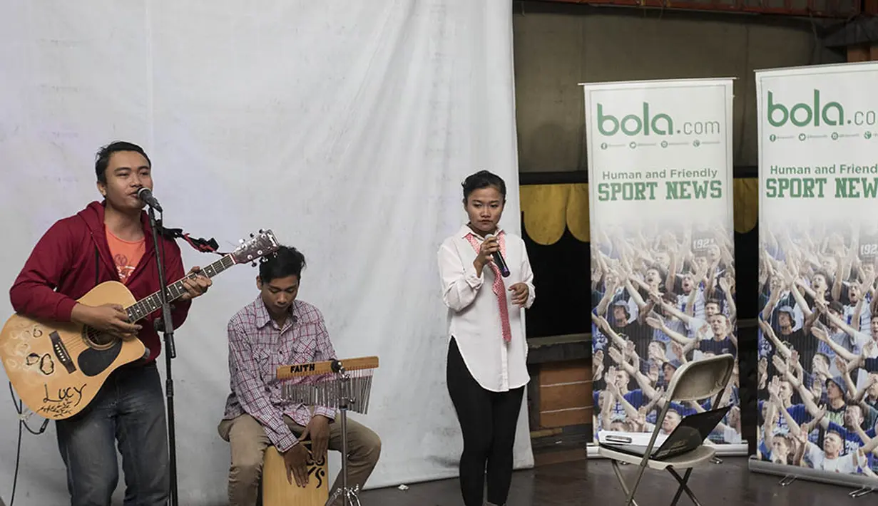 Penampilan band akustik menjadi pembuka acara nonton bareng yang diadakan bersama BigReds Bekasi. (Bola.com/Vitalis Yogi Trisna) 