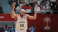 Pemain Timnas Basket Indonesia, Maruqes Tarrell Bolden melakukan selebrasi usai mencetak poin saat matchday kedua Grup A FIBA Asia Cup 2022 antara Timnas Basket Indonesia melawan Timnas Basket Yordania di Istora Senayan, Jakarta, Kamis (14/07/2022). (Bola.com/Bagaskara Lazuardi)