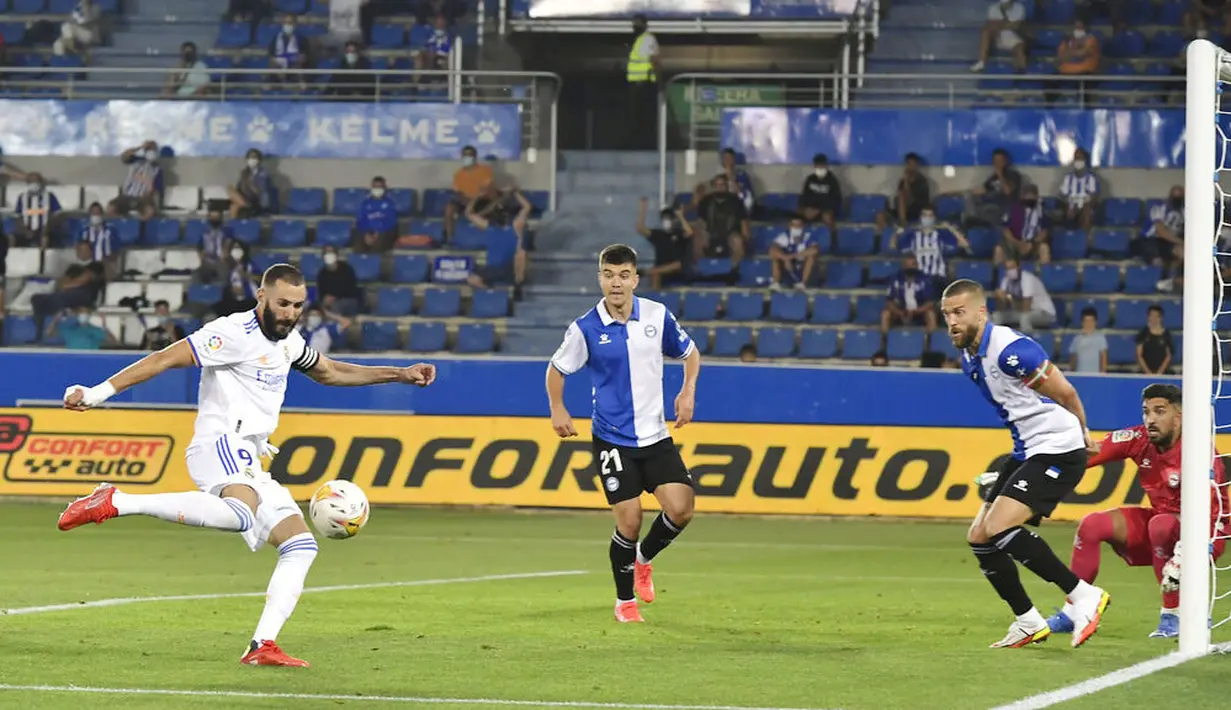 Karim Benzema menjadi bintang kemenangan Elreal dengan mencetak dua gol dalam pertandingan ini. Sementara Nacho Fernandez dan Vinicius Junior masing-masing menyumbang satu gol. (Foto: AP/Alvaro Barrientos)