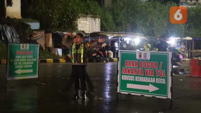 Rekayasa lalu lintas one way untuk mengurai kemacetan di jalan arteri Nasional III Sukabumi-Bogor, Exit Tol Parungkuda (Liputan6.com/Fira Syahrin).