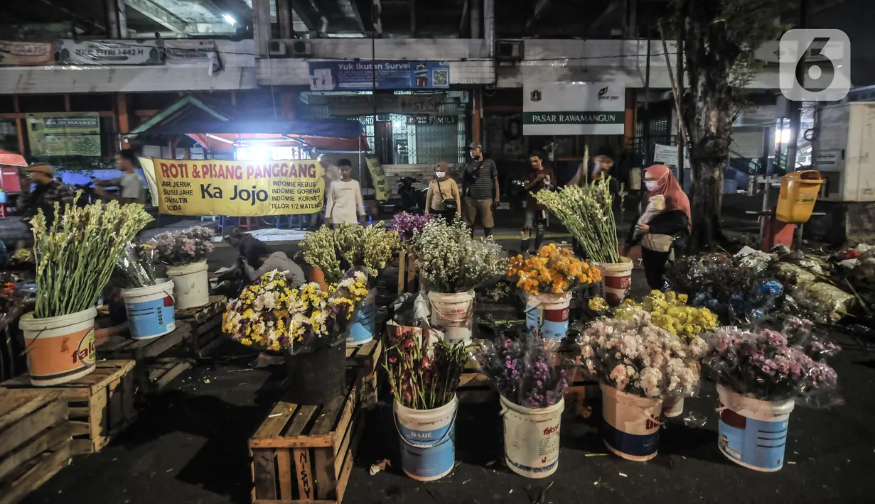 Warga saat membeli bunga hias di Pasar Rawamangun, Jakarta, Rabu (12/5/2021). Berburu bunga hias seperti sedap malam dan krisan merupakan salah satu tradisi warga muslim di Ibu Kota untuk digunakan sebagai penghias rumah saat perayaan Idul Fitri. (merdeka.com/Iqbal S. Nugroho)