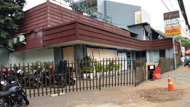 Lokasi kecelakaan mobil tabrak apotek Senopati, Minggu (27/10/2019)