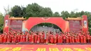Foto dari udara memperlihatkan pernikahan massal bergaya China di Changsha, Provinsi Hunan, China, 25 September 2020. Sebanyak 71 pasangan resmi menjadi suami-istri usai mengikuti upacara pernikahan tradisional dalam acara nikah massal. (Xinhua/Chen Zhenhai)