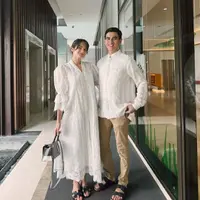 Cantiknya Enzy Storia yang berpose bersama sang suami di Hari Lebaran kemarin. Enzy juga memilih baju Lebaran lace berwarna putih polos, dengan detail lengan balon sesiku. [Foto: Instagram/enzystoria]