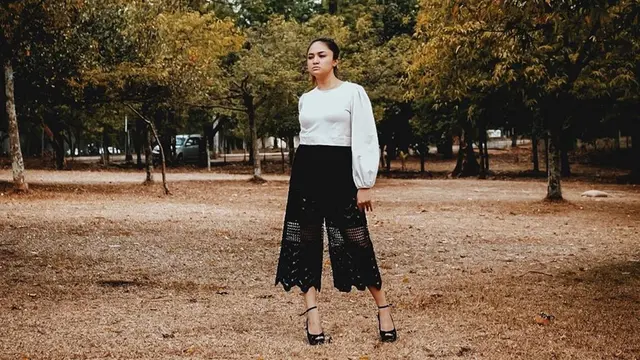 FOTO: Gaya OOTD Marshanda dengan Busana Putih, Tampil Stylish