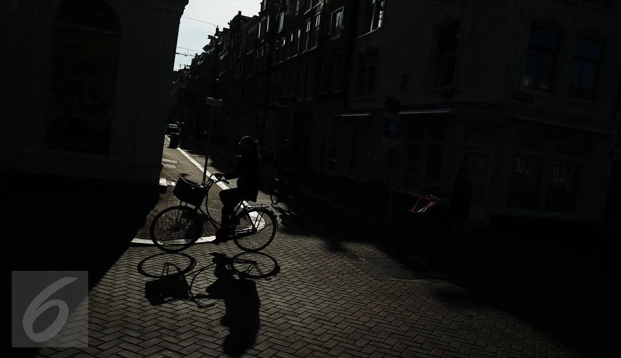 Warga mengendarai sepeda saat beraktivitas di sekitar kawasan Amsterdam, Kamis (20/4). Kondisi jalan yang aman serta nyaman dan didukung infrastruktur memadai menjadikan sepeda sebagai transportasi sehari-hari di Belanda. (Liputan6.com/Immanuel Antonius)