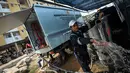 Petugas menunjukkan air bersih dari hasil sulingan di Rusun Muara Baru, Jakarta, Rabu (22/4/2015). Minimnya air bersih di rusun tersebut membuat kementerian pekerja umum menyediakan alat penyulingan air . (Liputan6.com/Faizal Fanani)