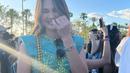 <p>Menghadiri Coachella sejak hari pertama, Luna Maya tampil cukup meriah dengan bohemian look. Dia memadukan atasan crop top hijau dengan detail emas tanpa lengan. (Instagram/lunamaya).</p>
