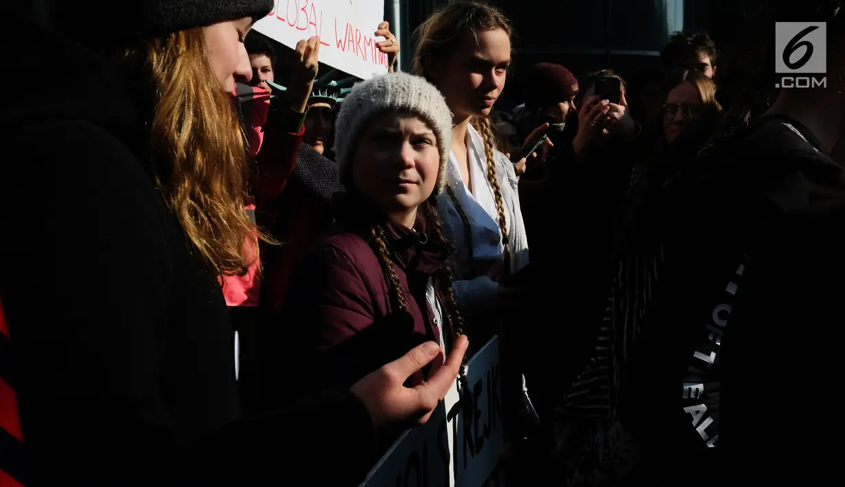 Aktivis Swedia, Greta Thunberg mengikuti unjuk rasa pelajar Belgia terkait masalah perubahan iklim di kantor Uni Eropa, Brussels, Belgia, Kamis (21/2). Thunberg menilai Perjanjian Iklim Paris tidak diikuti. (Liputan6.com/HO/Arie Asona)