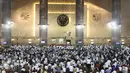 Ratusan warga melakukan salat gerhana matahari di Masjid Istiqlal, Jakarta, Rabu (9/3/2016). Salat gerhana tersebut diadakan sebagai ungkapan syukur atas kuasa Allah SWT. (Liputan6.com/Herman Zakharia)
