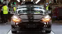 Para karyawan bekerja di Gigafactory Tesla, Shanghai, China, 20 November 2020. Gelombang pengiriman pertama sedan Model 3 made-in-China buatan Tesla dilakukan setahun kemudian. (Xinhua/Ding Ting)