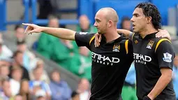 Gelandang Manchester City, Stephen Ireland merayakan golnya bersama Carlos Tevez dalam partai Liga Premier antara Blackburn Rovers versus Manchester City di Ewood Park, Blackburn, 15 Agustus 2009. AFP PHOTO/Martin Elliot