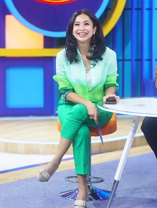 Mencermati unggahan di etalase akun Instagram terverifikasinya, Feni Rose rajin mengunggah foto di lokasi syuting. Banyak foto menampilkannya pakai baju hijau tengah tersenyum bahagia. “Baru sadar kalau lagi sering pake baju warna ijo… artinya: ketenangan, keberuntungan, dan kesehatan. Mungkin perlu ditambah tali merah ya.. buat penangkal dedemit,” Feni Rose mencuap. (Foto: Dok. Instagram @fenirose)