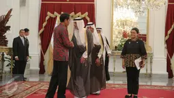 Presiden Jokowi menyambut kedatangan Menlu Kerajaan Arab Saudi Adel bin Ahmed Al Jubeir beserta delegasi di Istana Merdeka, Jakarta, Selasa (20/10/2015). Pertemuan membahas kerjasama dalam bidang ekonomi khususnya perminyakan. (Liputan6.com/Faizal Fanani)