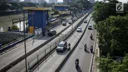 Sejumlah mobil pribadi dan sepeda motor melintas di jalur Transjakarta di Jalan Galunggung, Jakarta, Kamis (7/2). Pelanggaran lalu lintas tersebut disebabkan kurangnya disiplin dan kepatuhan hukum dari pengguna jalan. (Liputan6.com/Faizal Fanani)