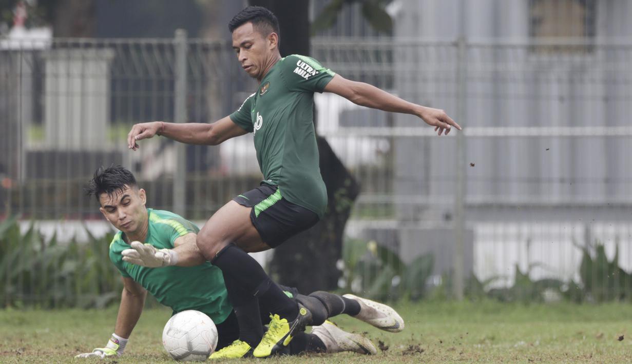 Kiper Timnas Indonesia U-22, Nadeo Argawinata, berusaha menjaga Osvaldo Haay saat latihan di Lapangan ABC, Jakarta, Senin (14/1). Latihan ini merupakan persiapan jelang Piala AFF U-22. (Bola.com/Vitalis Yogi Trisna)