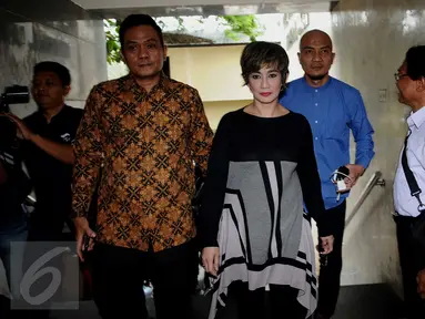 Penyanyi Reza Artamevia mendatangi Ditreskrimum Polda Metro Jaya, Jakarta, Senin (26/9). Reza Artamevia dipanggil untuk dimintai keterangan sebagai saksi atas kasus dugaan asusila yang dilakukan Gatot Brajamusti. (Liputan6.com/Gempur M Surya)