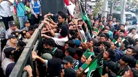 Massa HMI memaksa masuk ke gedung DPRD Kota Malang (Liputan6.com/Zainul Arifin)