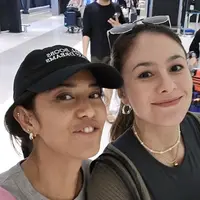 Dian Sastrowardoyo dan Wulan Guritno saat Traveling Bareng ke Thailand. [@therealdisastr]