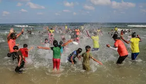 Sejenak Lupakan Perang, Anak-anak Gaza Temukan Kebahagiaan di Laut