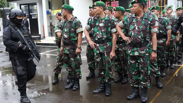 Polisi bersenjata mengamankan sidang pembelaan terdakwa kasus bom Thamrin, Aman Abdurrahman di Pengadilan Negeri Jakarta Selatan, Jumat (25/5). Penjagaan ketat di sekitar pengadilan hingga ruang persidangan digelar. (Liputan6.com/Immanuel Antonius)