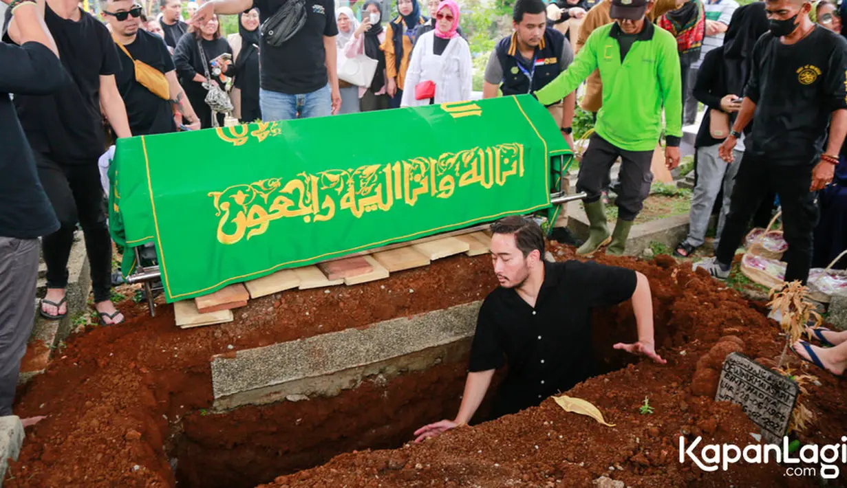 Ibunda Jeje dimakamkan di Tempat Pemakaman Umum (TPU) Cipinang Hanafi, Rawamangun, Jakarta Timur. [Foto: KapanLagi.com®/Muhammad Akrom Sukarya]