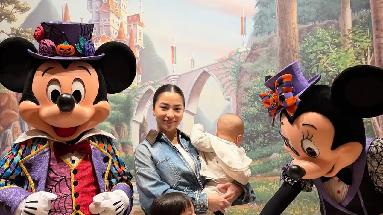 Gaya Nikita Willy dan Buah Hati Kompak Bergaya Denim Saat Liburan ke Disneyland Shanghai