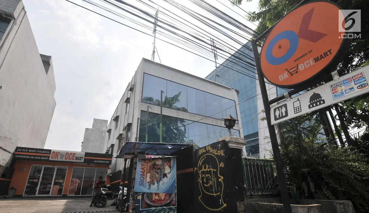 Suasana di depan OK OCE Mart Kalibata, Jakarta, Senin (3/9). Sebelumnya, OK OCE Mart Kalibata dikabarkan bangkrut karena minim pemasukan hingga tak mampu membayar sewa lahan. (Merdeka.com/Iqbal S. Nugroho)