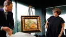 Cucu pewaris terakhir, Sylvie Sulitzer melihat lukiskan karya Renoir yang dikembalikan dalam upacara di New York, Rabu (12/9). "Deux Femmes Dans Un Jardin" yang dilukis pada 1919 dicuri oleh Nazi dari brankas Bank Paris pada tahun 1941. (AP/Mark Lennihan)