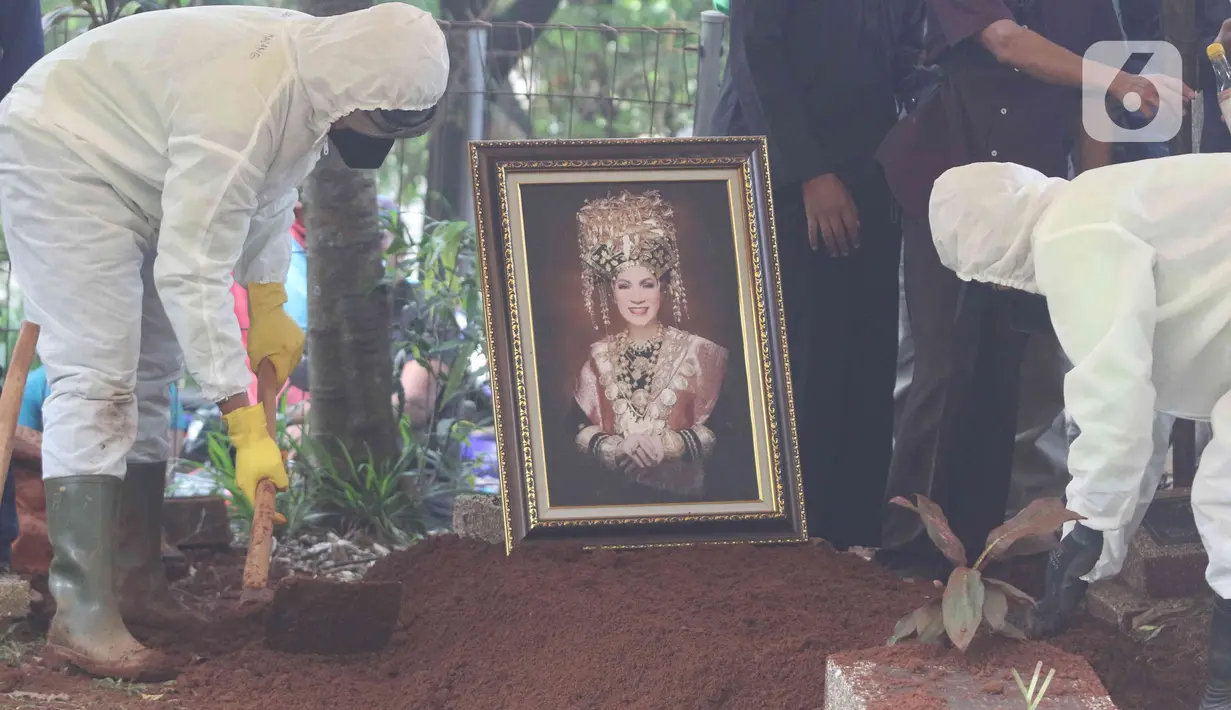 Petugas memakamkan jenazah Dedi Yuliardi Ashadi atau Dorce Gamalama di TPU Bantar Jati, Bambu Apus, Jakarta, Rabu  (16/2/2022). Dorce menghembuskan nafas terakhir di RSPP Simprug, Jakarta Selatan, Rabu (6/2) pukul 07.00 WIB, setelah mengalami koma selama tiga minggu. (Liputan6.com/Herman Zakharia)