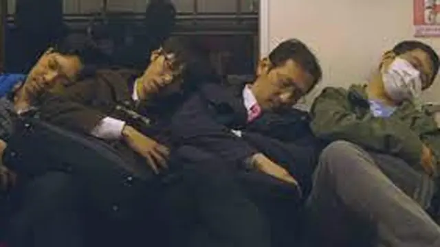 9 Kelakuan Bapak-Bapak saat Tidur di Transportasi Umum Ini Bikin Ngakak