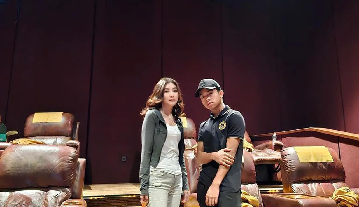 Lalu, Sarwendah mengenakan inner putih dipadukan jaket abu-abu dengan celana denimnya. Sedangkan Betrand tampil serba hitam dengan polo shirt dan celana trainingnya.  [@betrandpetoputraonsu/Sarwendah29]