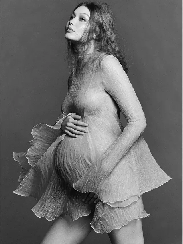 6 Gaya Gigi Hadid saat Maternity Shoot Bertema Monokrom, Curi Perhatian