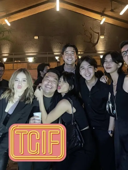 Sementara itu, pasangan Vidi Aldiano dan Sheila Dara juga tampil serba hitam. Sheila Dara tampil dengan atasan tanpa lengan dan celana panjangnya. [@miktambayong]