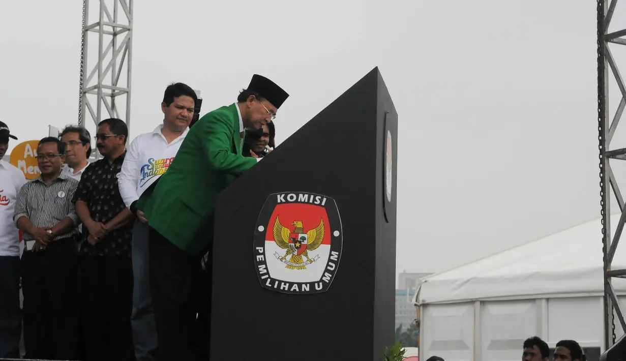 Suryadharma Ali menandatangani surat kesepakatan untuk melakukan Kampanye Berintegritas (Liputan6.com/Herman Zakharia)