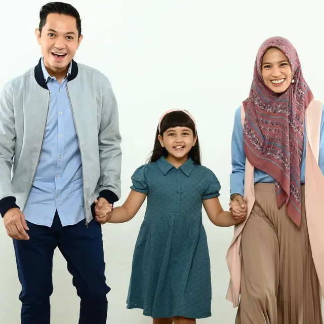 6 Potret Dude Harlino dan Alyssa Bareng Ciara Brosnan, Bak Orang Tua Kandung