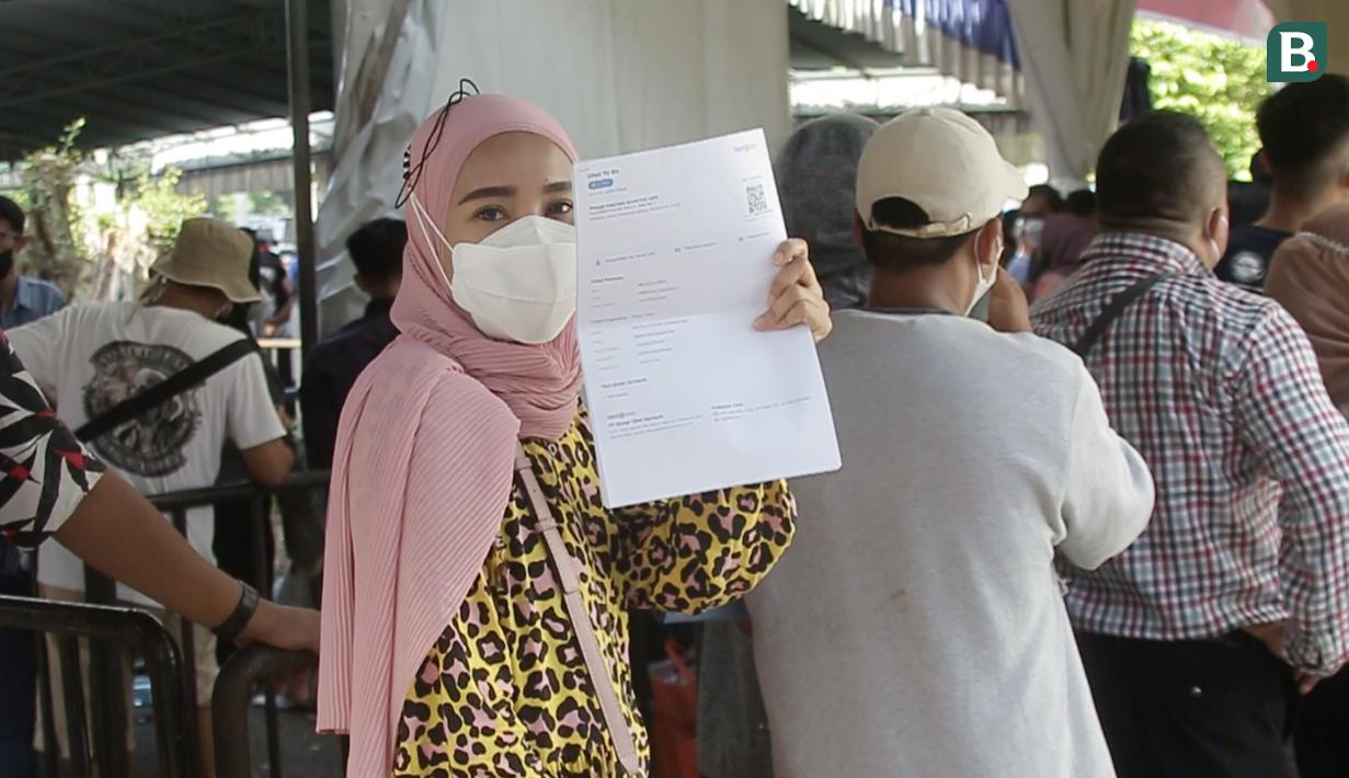 Calon penonton harus membawa KTP, bukti pembelian tiket, dan nomor handphone untuk selanjutnya ditukarkan dengan gelang berwarna tertentu. (Bola.com/Ade Yusuf Sastria)