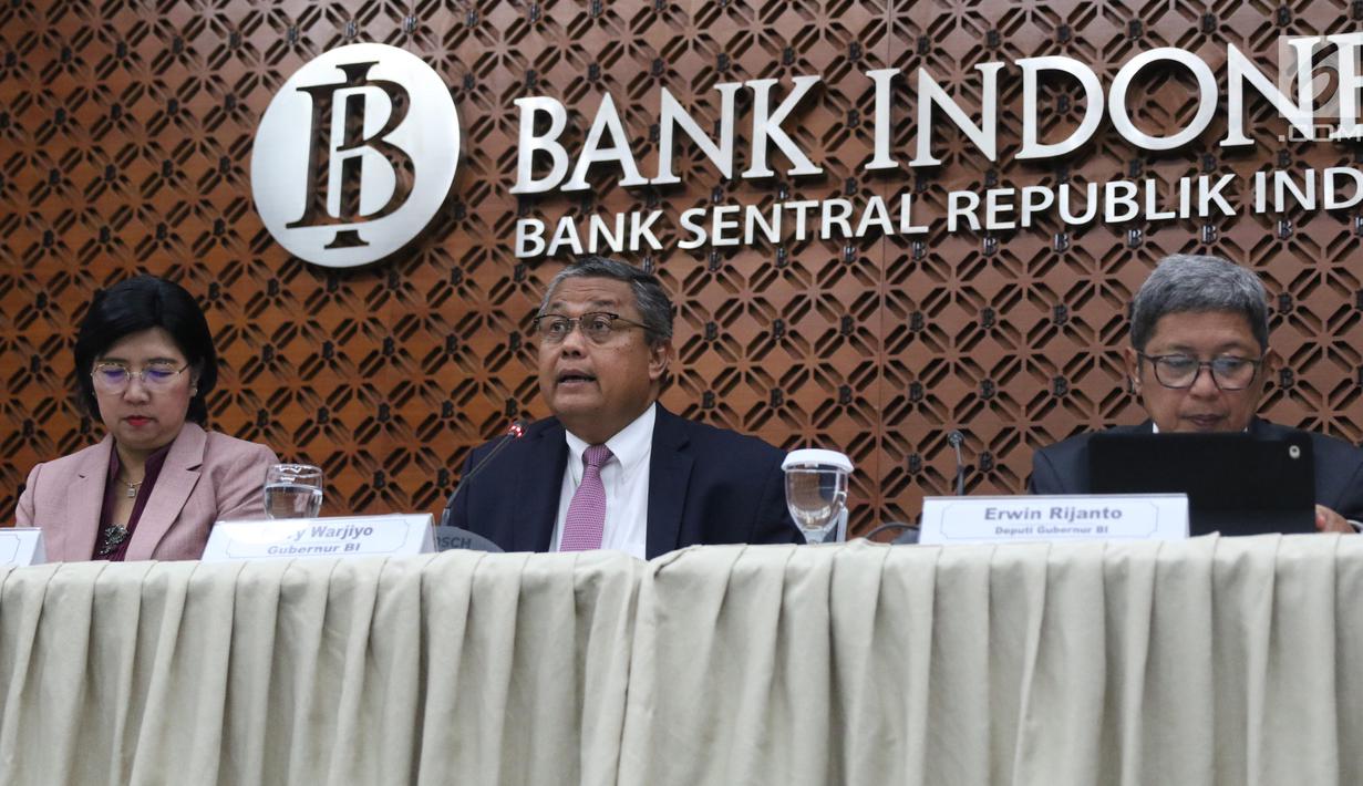 Gubernur BI Perry Warjiyo (tengah) didampingi DGS Destry Damayanti (kiri) dan Deputi Gubernur Erwin Rijanto (kanan) memberi keterangan pers hasil Rapat Dewan Gubernur di Kantor BI, Jakarta, Kamis (19/9/2019). BI menurunkan suku bunga acuan BI7DRR menjadi 5,25 persen. (Liputan6.com/Angga Yuniar)