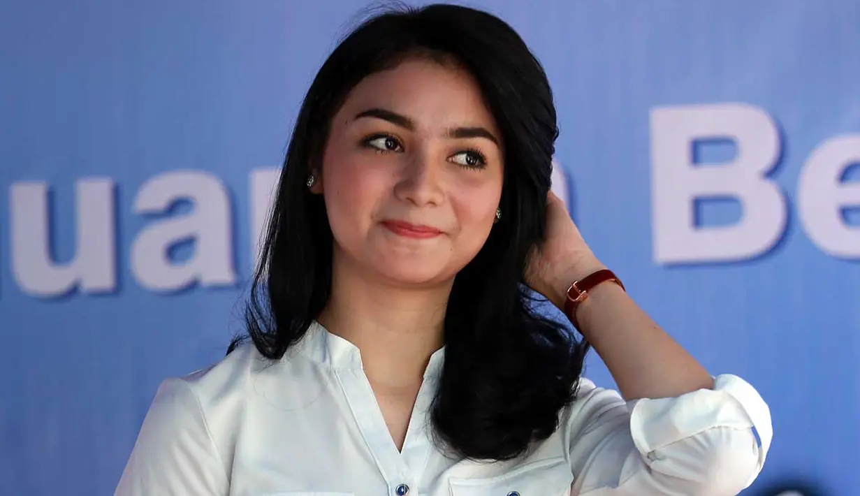 "Ya, ada usaha bikin rumah untuk kalangan menengah ke bawah. Buat Investasi. Aku berpikir semua orang butuh tempat tinggal," kata Citra Kirana (Deki Prayoga/Bintang.com)