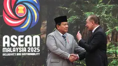 Presiden Republik Indonesia, Prabowo Subianto (kiri) disambut Perdana Menteri Malaysia Anwar Ibrahim saat tiba untuk menghadiri Konferensi Tingkat Tinggi (KTT) ke-47 negara-negara Asia Tenggara (ASEAN) di Kuala Lumpur pada 26 Oktober 2025. (Rafiq Maqbool/POOL/AFP)