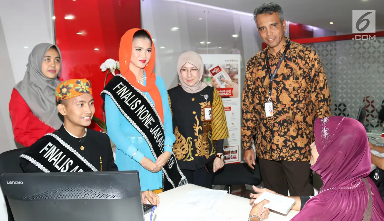 Corsec Bank DKI,  Zulfarshah (kedua kanan), Pemimpin Cabang Bank DKI balaikota Dewi Sumampouw (ketiga kanan) mendampingi memberikan edukasi perbankan kepada finalis Abang None DKI Jakarta 2018 saat roleplay, Jakarta  (26/07). (Liputan6.com/HO/Budi)