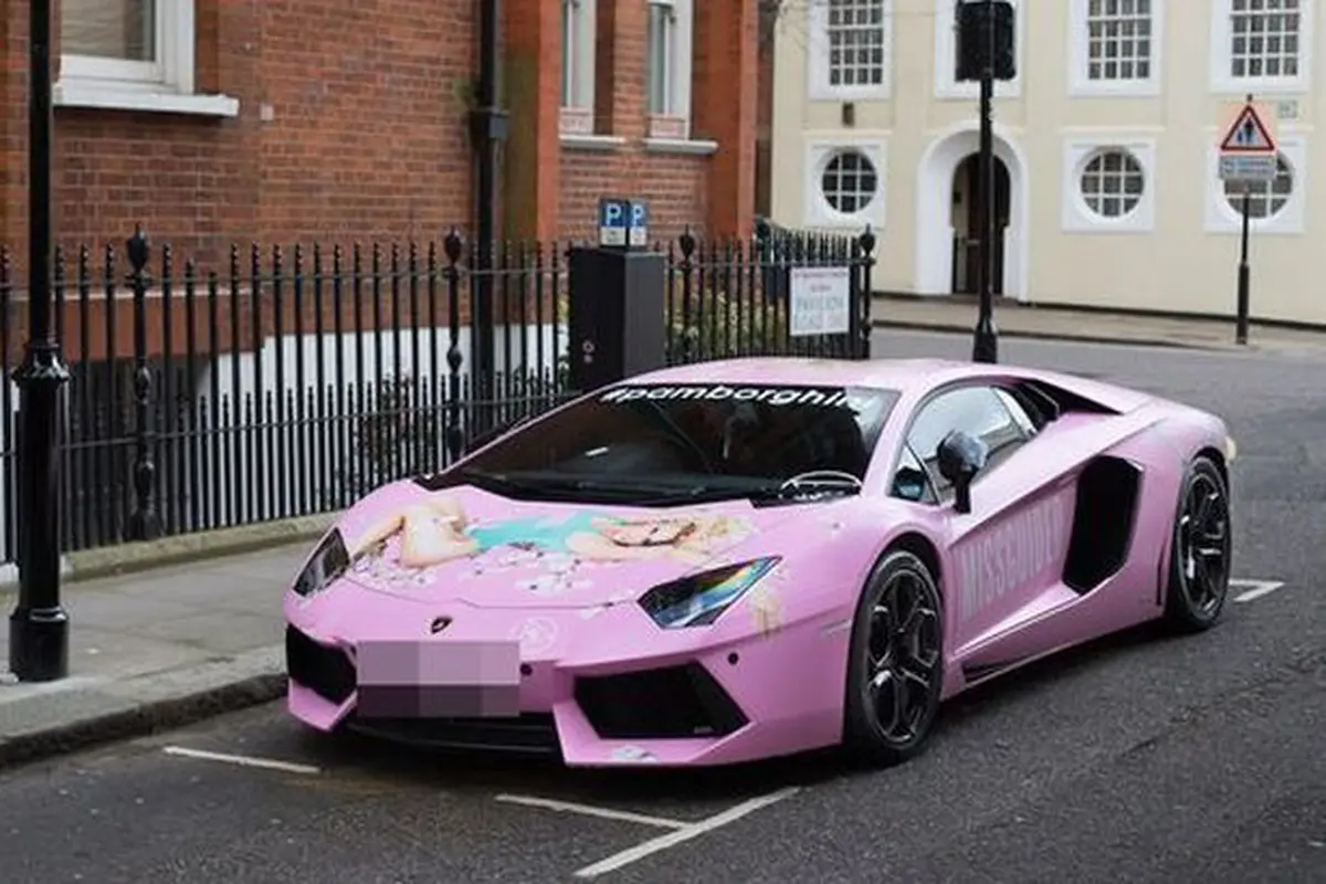 Bikin Gempar, Pamela Anderson 'Rebahan' Di Kap Lamborghini