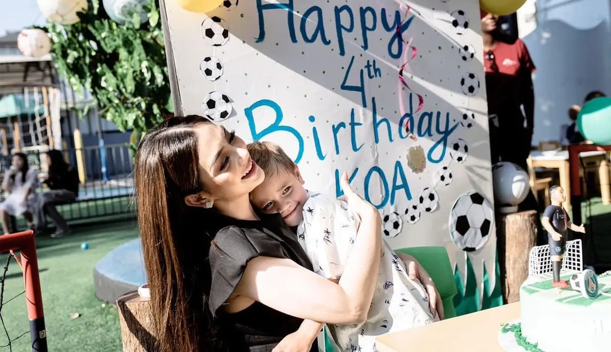 Meski telah dua kali gagal, ia tidak lantas menutup hati untuk pria. Ia tetap membuka, tapi juga tak ingin buru-buru menikah lagi. [Instagram/celine_evangelista]