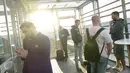 Calon penumpang menunggu jadwal keberangkatan di Bandara Internasional Ataturk, Istanbul, Rabu (19/4). Bandara Ataturk memfasilitasi lebih dari 80 maskapai untuk melayani penerbangan non-stop ke 254 kota di seluruh dunia. (Liputan6.com/Immanuel Antonius)