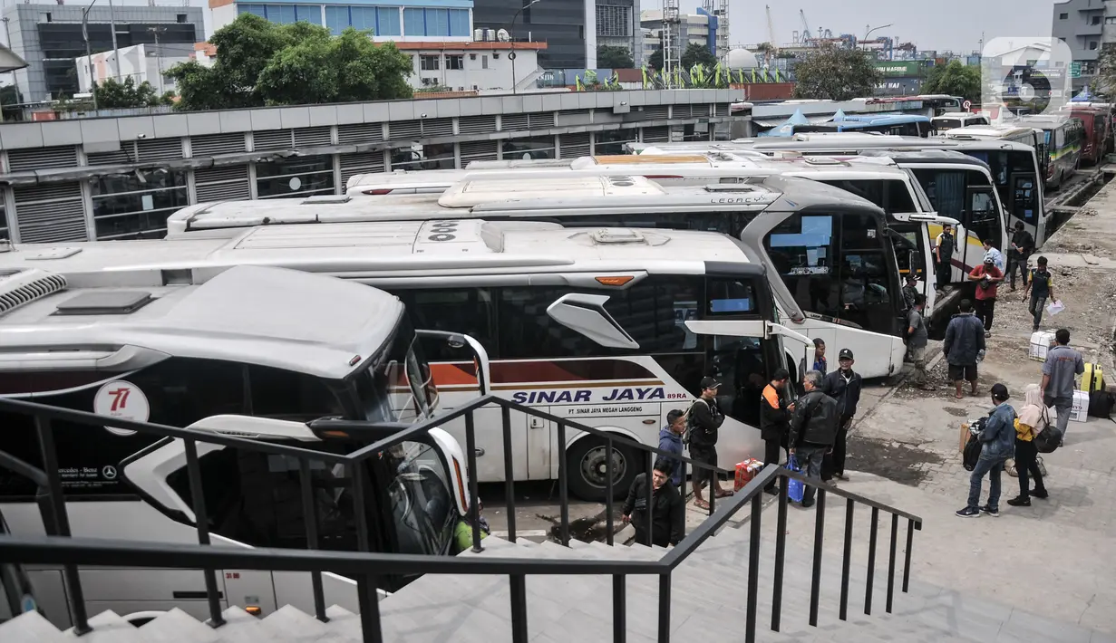 Memasuki H-4 Idul Fitri 1444 H, arus mudik warga yang menggunakan bus AKAP tujuan kota-kota di Jawa dan Madura dari Terminal Tanjung Priok mulai mengalami lonjakan. (merdeka.com/Iqbal S. Nugroho)