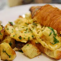 Croissant telur orak arik. (Sumber Foto: flickriver.com)