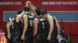 Timnas Basket Selandia Baru melakukan tarian tradisional Haka sebelum laga perebutan juara ketiga FIBA Asia Cup 2022 melawan Timnas Basket Yordania di Istora Senayan, Jakarta, Minggu (24/07/2022). (Bola.com/Bagaskara Lazuardi)