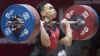Lifter Indonesia, Eko Yuli Irawan, saat berlaga pada Asian Games di JIExpo, Jakarta, Selasa, (21/8/2018). Eko Yuli berhasil menyumbang medali emas angkat besi putra kelas 62kg. (Bola.com/Peksi Cahyo)