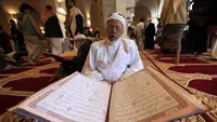 Seorang pria membaca Al-Quran selama bulan Ramadan di Masjid Agung Sanaa, Yaman, Minggu (26/4/2020). Kaligrafi dan dekorasi merupakan kekhasan Masjid Agung Sanaa. (Mohammed HUWAIS/AFP)